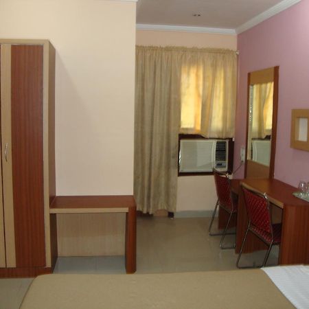 Hotel Bari International Bhubaneswar Zimmer foto
